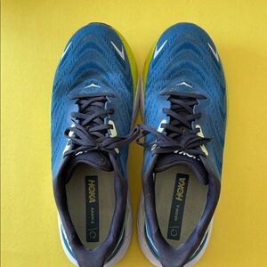 Hoka Arahi 6 Blue and Green Athletic Shoes with Breathable Design